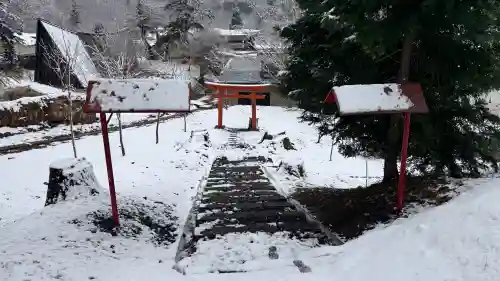 湯倉神社の{uncategorized: "未分類", other: "その他", undefined: "問題あり", building: "その他建物", grave: "お墓", sacred_gate: "鳥居", guardian: "狛犬", statue: "像", buddha: "仏像", history: "歴史", nature: "自然", garden: "庭園", animal: "動物", pagoda: "塔", temizu: "手水舎", mountain_gate: "山門・神門", sanctuary: "本殿・本堂", subordinate: "末社・摂社", art: "芸術", scenery: "景色", jizo: "地蔵", ema: "絵馬", goshuin: "御朱印", omikuji: "おみくじ", items: "授与品その他", amulet: "お守り", goshuincho: "御朱印帳", eats: "食事", festival: "お祭り", votive_dance: "神楽", shichigosan: "七五三参", wedding: "結婚式", experience: "体験その他", initially: "初詣", around: "周辺", anti_infection: "感染症対策"}