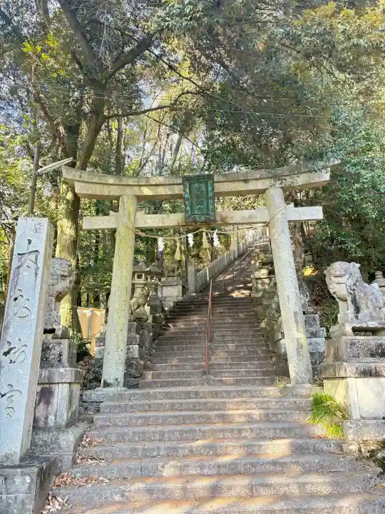 阿賀神社の{uncategorized: "未分類", other: "その他", undefined: "問題あり", building: "その他建物", grave: "お墓", sacred_gate: "鳥居", guardian: "狛犬", statue: "像", buddha: "仏像", history: "歴史", nature: "自然", garden: "庭園", animal: "動物", pagoda: "塔", temizu: "手水舎", mountain_gate: "山門・神門", sanctuary: "本殿・本堂", subordinate: "末社・摂社", art: "芸術", scenery: "景色", jizo: "地蔵", ema: "絵馬", goshuin: "御朱印", omikuji: "おみくじ", items: "授与品その他", amulet: "お守り", goshuincho: "御朱印帳", eats: "食事", festival: "お祭り", votive_dance: "神楽", shichigosan: "七五三参", wedding: "結婚式", experience: "体験その他", initially: "初詣", around: "周辺", anti_infection: "感染症対策"}
