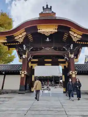 東本願寺（真宗本廟）の{uncategorized: "未分類", other: "その他", undefined: "問題あり", building: "その他建物", grave: "お墓", sacred_gate: "鳥居", guardian: "狛犬", statue: "像", buddha: "仏像", history: "歴史", nature: "自然", garden: "庭園", animal: "動物", pagoda: "塔", temizu: "手水舎", mountain_gate: "山門・神門", sanctuary: "本殿・本堂", subordinate: "末社・摂社", art: "芸術", scenery: "景色", jizo: "地蔵", ema: "絵馬", goshuin: "御朱印", omikuji: "おみくじ", items: "授与品その他", amulet: "お守り", goshuincho: "御朱印帳", eats: "食事", festival: "お祭り", votive_dance: "神楽", shichigosan: "七五三参", wedding: "結婚式", experience: "体験その他", initially: "初詣", around: "周辺", anti_infection: "感染症対策"}