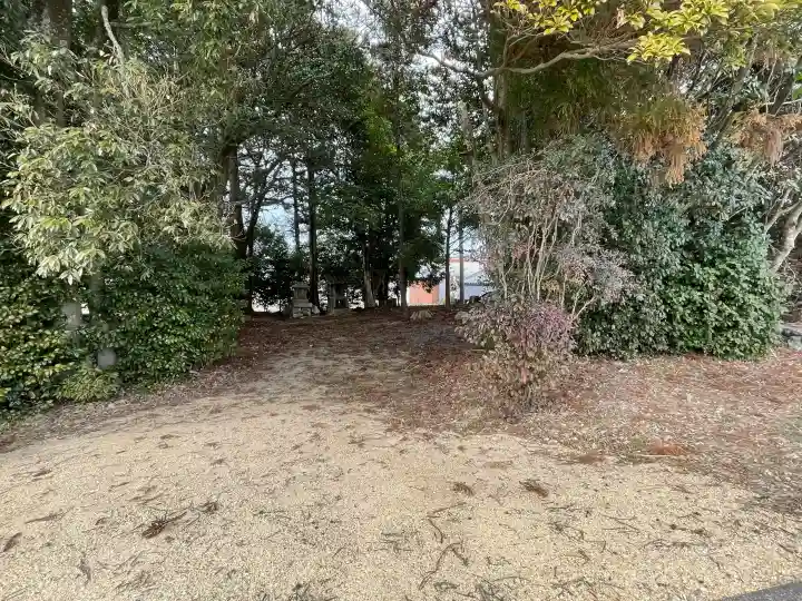 十二神社の{uncategorized: "未分類", other: "その他", undefined: "問題あり", building: "その他建物", grave: "お墓", sacred_gate: "鳥居", guardian: "狛犬", statue: "像", buddha: "仏像", history: "歴史", nature: "自然", garden: "庭園", animal: "動物", pagoda: "塔", temizu: "手水舎", mountain_gate: "山門・神門", sanctuary: "本殿・本堂", subordinate: "末社・摂社", art: "芸術", scenery: "景色", jizo: "地蔵", ema: "絵馬", goshuin: "御朱印", omikuji: "おみくじ", items: "授与品その他", amulet: "お守り", goshuincho: "御朱印帳", eats: "食事", festival: "お祭り", votive_dance: "神楽", shichigosan: "七五三参", wedding: "結婚式", experience: "体験その他", initially: "初詣", around: "周辺", anti_infection: "感染症対策"}