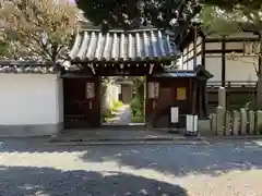 尊陽院の山門