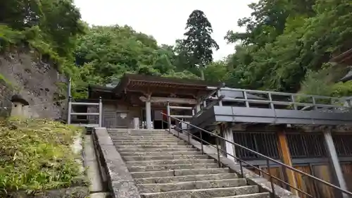宝珠山 立石寺の本殿・本堂