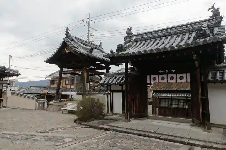 帯解寺の山門・神門