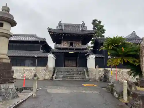 普門寺の山門