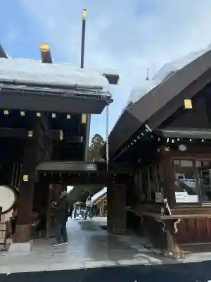 北海道神宮の{uncategorized: "未分類", other: "その他", undefined: "問題あり", building: "その他建物", grave: "お墓", sacred_gate: "鳥居", guardian: "狛犬", statue: "像", buddha: "仏像", history: "歴史", nature: "自然", garden: "庭園", animal: "動物", pagoda: "塔", temizu: "手水舎", mountain_gate: "山門・神門", sanctuary: "本殿・本堂", subordinate: "末社・摂社", art: "芸術", scenery: "景色", jizo: "地蔵", ema: "絵馬", goshuin: "御朱印", omikuji: "おみくじ", items: "授与品その他", amulet: "お守り", goshuincho: "御朱印帳", eats: "食事", festival: "お祭り", votive_dance: "神楽", shichigosan: "七五三参", wedding: "結婚式", experience: "体験その他", initially: "初詣", around: "周辺", anti_infection: "感染症対策"}