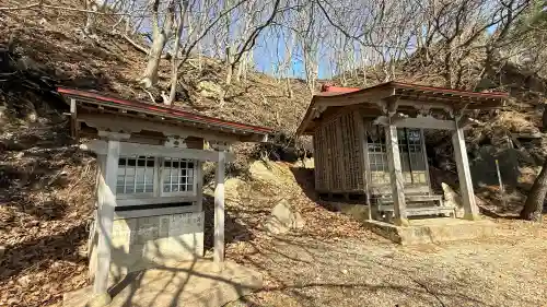 小谷石大明神の{uncategorized: "未分類", other: "その他", undefined: "問題あり", building: "その他建物", grave: "お墓", sacred_gate: "鳥居", guardian: "狛犬", statue: "像", buddha: "仏像", history: "歴史", nature: "自然", garden: "庭園", animal: "動物", pagoda: "塔", temizu: "手水舎", mountain_gate: "山門・神門", sanctuary: "本殿・本堂", subordinate: "末社・摂社", art: "芸術", scenery: "景色", jizo: "地蔵", ema: "絵馬", goshuin: "御朱印", omikuji: "おみくじ", items: "授与品その他", amulet: "お守り", goshuincho: "御朱印帳", eats: "食事", festival: "お祭り", votive_dance: "神楽", shichigosan: "七五三参", wedding: "結婚式", experience: "体験その他", initially: "初詣", around: "周辺", anti_infection: "感染症対策"}