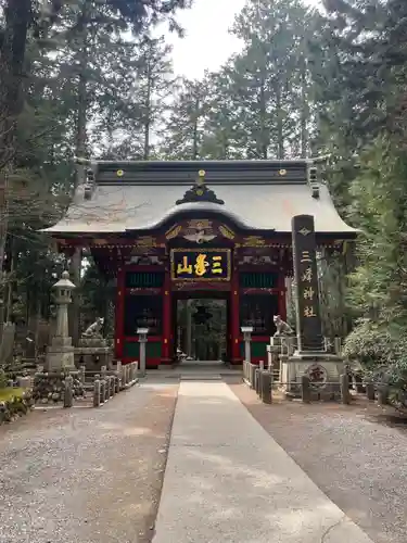 三峯神社の山門