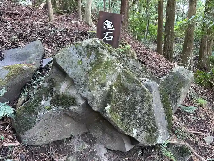 霧島神宮の{uncategorized: "未分類", other: "その他", undefined: "問題あり", building: "その他建物", grave: "お墓", sacred_gate: "鳥居", guardian: "狛犬", statue: "像", buddha: "仏像", history: "歴史", nature: "自然", garden: "庭園", animal: "動物", pagoda: "塔", temizu: "手水舎", mountain_gate: "山門・神門", sanctuary: "本殿・本堂", subordinate: "末社・摂社", art: "芸術", scenery: "景色", jizo: "地蔵", ema: "絵馬", goshuin: "御朱印", omikuji: "おみくじ", items: "授与品その他", amulet: "お守り", goshuincho: "御朱印帳", eats: "食事", festival: "お祭り", votive_dance: "神楽", shichigosan: "七五三参", wedding: "結婚式", experience: "体験その他", initially: "初詣", around: "周辺", anti_infection: "感染症対策"}