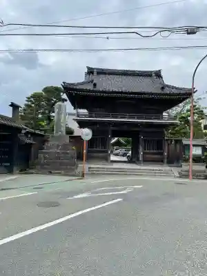本覚寺の{uncategorized: "未分類", other: "その他", undefined: "問題あり", building: "その他建物", grave: "お墓", sacred_gate: "鳥居", guardian: "狛犬", statue: "像", buddha: "仏像", history: "歴史", nature: "自然", garden: "庭園", animal: "動物", pagoda: "塔", temizu: "手水舎", mountain_gate: "山門・神門", sanctuary: "本殿・本堂", subordinate: "末社・摂社", art: "芸術", scenery: "景色", jizo: "地蔵", ema: "絵馬", goshuin: "御朱印", omikuji: "おみくじ", items: "授与品その他", amulet: "お守り", goshuincho: "御朱印帳", eats: "食事", festival: "お祭り", votive_dance: "神楽", shichigosan: "七五三参", wedding: "結婚式", experience: "体験その他", initially: "初詣", around: "周辺", anti_infection: "感染症対策"}
