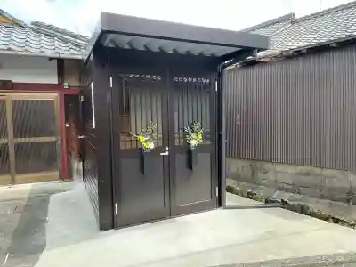 地蔵堂 (鎌掛)の{uncategorized: "未分類", other: "その他", undefined: "問題あり", building: "その他建物", grave: "お墓", sacred_gate: "鳥居", guardian: "狛犬", statue: "像", buddha: "仏像", history: "歴史", nature: "自然", garden: "庭園", animal: "動物", pagoda: "塔", temizu: "手水舎", mountain_gate: "山門・神門", sanctuary: "本殿・本堂", subordinate: "末社・摂社", art: "芸術", scenery: "景色", jizo: "地蔵", ema: "絵馬", goshuin: "御朱印", omikuji: "おみくじ", items: "授与品その他", amulet: "お守り", goshuincho: "御朱印帳", eats: "食事", festival: "お祭り", votive_dance: "神楽", shichigosan: "七五三参", wedding: "結婚式", experience: "体験その他", initially: "初詣", around: "周辺", anti_infection: "感染症対策"}