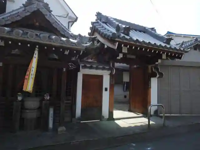 稱念寺の山門