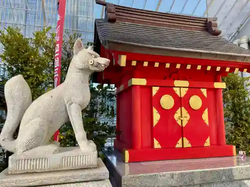 三囲神社（三圍神社）日本橋摂社の{uncategorized: "未分類", other: "その他", undefined: "問題あり", building: "その他建物", grave: "お墓", sacred_gate: "鳥居", guardian: "狛犬", statue: "像", buddha: "仏像", history: "歴史", nature: "自然", garden: "庭園", animal: "動物", pagoda: "塔", temizu: "手水舎", mountain_gate: "山門・神門", sanctuary: "本殿・本堂", subordinate: "末社・摂社", art: "芸術", scenery: "景色", jizo: "地蔵", ema: "絵馬", goshuin: "御朱印", omikuji: "おみくじ", items: "授与品その他", amulet: "お守り", goshuincho: "御朱印帳", eats: "食事", festival: "お祭り", votive_dance: "神楽", shichigosan: "七五三参", wedding: "結婚式", experience: "体験その他", initially: "初詣", around: "周辺", anti_infection: "感染症対策"}