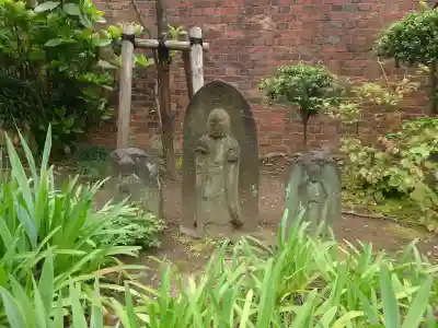 海徳寺の{uncategorized: "未分類", other: "その他", undefined: "問題あり", building: "その他建物", grave: "お墓", sacred_gate: "鳥居", guardian: "狛犬", statue: "像", buddha: "仏像", history: "歴史", nature: "自然", garden: "庭園", animal: "動物", pagoda: "塔", temizu: "手水舎", mountain_gate: "山門・神門", sanctuary: "本殿・本堂", subordinate: "末社・摂社", art: "芸術", scenery: "景色", jizo: "地蔵", ema: "絵馬", goshuin: "御朱印", omikuji: "おみくじ", items: "授与品その他", amulet: "お守り", goshuincho: "御朱印帳", eats: "食事", festival: "お祭り", votive_dance: "神楽", shichigosan: "七五三参", wedding: "結婚式", experience: "体験その他", initially: "初詣", around: "周辺", anti_infection: "感染症対策"}