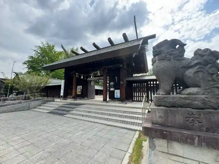 札幌護國神社の山門・神門