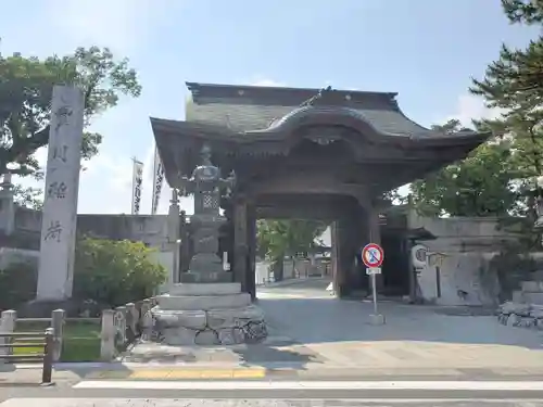 豊川閣　妙厳寺の山門・神門