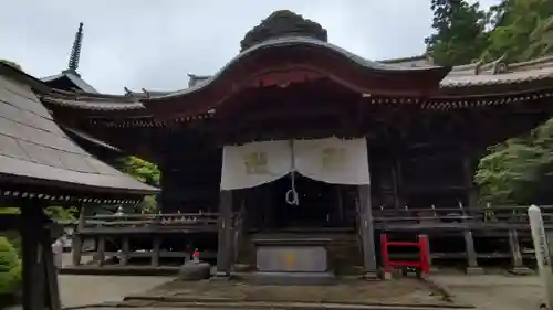 椎尾山薬王院の本殿・本堂