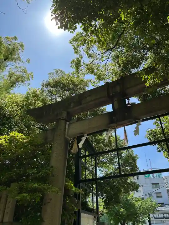 素盞烏尊神社の{uncategorized: "未分類", other: "その他", undefined: "問題あり", building: "その他建物", grave: "お墓", sacred_gate: "鳥居", guardian: "狛犬", statue: "像", buddha: "仏像", history: "歴史", nature: "自然", garden: "庭園", animal: "動物", pagoda: "塔", temizu: "手水舎", mountain_gate: "山門・神門", sanctuary: "本殿・本堂", subordinate: "末社・摂社", art: "芸術", scenery: "景色", jizo: "地蔵", ema: "絵馬", goshuin: "御朱印", omikuji: "おみくじ", items: "授与品その他", amulet: "お守り", goshuincho: "御朱印帳", eats: "食事", festival: "お祭り", votive_dance: "神楽", shichigosan: "七五三参", wedding: "結婚式", experience: "体験その他", initially: "初詣", around: "周辺", anti_infection: "感染症対策"}