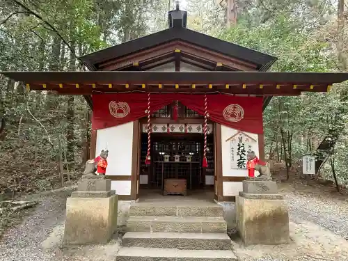 宝登山神社の{uncategorized: "未分類", other: "その他", undefined: "問題あり", building: "その他建物", grave: "お墓", sacred_gate: "鳥居", guardian: "狛犬", statue: "像", buddha: "仏像", history: "歴史", nature: "自然", garden: "庭園", animal: "動物", pagoda: "塔", temizu: "手水舎", mountain_gate: "山門・神門", sanctuary: "本殿・本堂", subordinate: "末社・摂社", art: "芸術", scenery: "景色", jizo: "地蔵", ema: "絵馬", goshuin: "御朱印", omikuji: "おみくじ", items: "授与品その他", amulet: "お守り", goshuincho: "御朱印帳", eats: "食事", festival: "お祭り", votive_dance: "神楽", shichigosan: "七五三参", wedding: "結婚式", experience: "体験その他", initially: "初詣", around: "周辺", anti_infection: "感染症対策"}