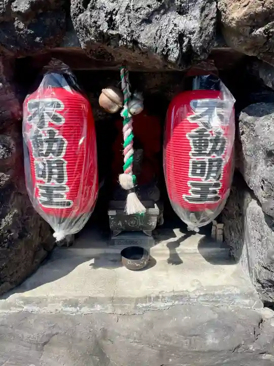 はね瀧道了尊の{uncategorized: "未分類", other: "その他", undefined: "問題あり", building: "その他建物", grave: "お墓", sacred_gate: "鳥居", guardian: "狛犬", statue: "像", buddha: "仏像", history: "歴史", nature: "自然", garden: "庭園", animal: "動物", pagoda: "塔", temizu: "手水舎", mountain_gate: "山門・神門", sanctuary: "本殿・本堂", subordinate: "末社・摂社", art: "芸術", scenery: "景色", jizo: "地蔵", ema: "絵馬", goshuin: "御朱印", omikuji: "おみくじ", items: "授与品その他", amulet: "お守り", goshuincho: "御朱印帳", eats: "食事", festival: "お祭り", votive_dance: "神楽", shichigosan: "七五三参", wedding: "結婚式", experience: "体験その他", initially: "初詣", around: "周辺", anti_infection: "感染症対策"}