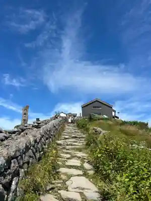 月山神社本宮の{uncategorized: "未分類", other: "その他", undefined: "問題あり", building: "その他建物", grave: "お墓", sacred_gate: "鳥居", guardian: "狛犬", statue: "像", buddha: "仏像", history: "歴史", nature: "自然", garden: "庭園", animal: "動物", pagoda: "塔", temizu: "手水舎", mountain_gate: "山門・神門", sanctuary: "本殿・本堂", subordinate: "末社・摂社", art: "芸術", scenery: "景色", jizo: "地蔵", ema: "絵馬", goshuin: "御朱印", omikuji: "おみくじ", items: "授与品その他", amulet: "お守り", goshuincho: "御朱印帳", eats: "食事", festival: "お祭り", votive_dance: "神楽", shichigosan: "七五三参", wedding: "結婚式", experience: "体験その他", initially: "初詣", around: "周辺", anti_infection: "感染症対策"}