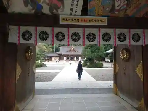 砥鹿神社（里宮）の山門・神門