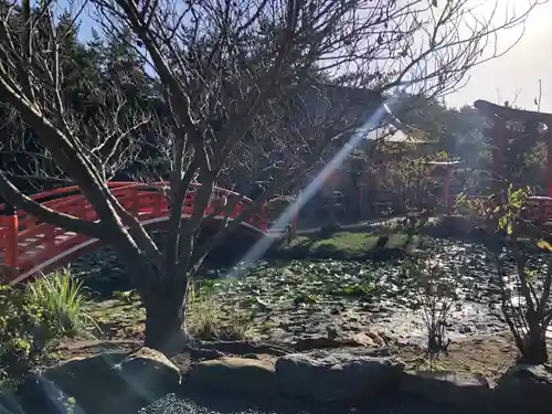 高山稲荷神社の庭園