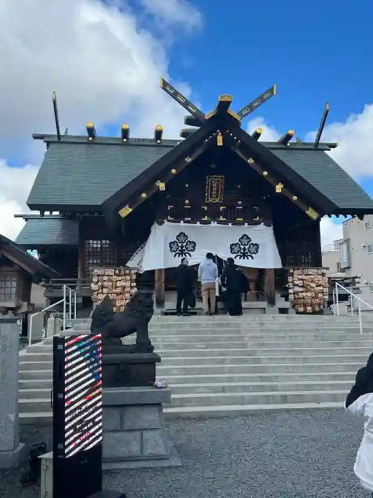 札幌諏訪神社の{uncategorized: "未分類", other: "その他", undefined: "問題あり", building: "その他建物", grave: "お墓", sacred_gate: "鳥居", guardian: "狛犬", statue: "像", buddha: "仏像", history: "歴史", nature: "自然", garden: "庭園", animal: "動物", pagoda: "塔", temizu: "手水舎", mountain_gate: "山門・神門", sanctuary: "本殿・本堂", subordinate: "末社・摂社", art: "芸術", scenery: "景色", jizo: "地蔵", ema: "絵馬", goshuin: "御朱印", omikuji: "おみくじ", items: "授与品その他", amulet: "お守り", goshuincho: "御朱印帳", eats: "食事", festival: "お祭り", votive_dance: "神楽", shichigosan: "七五三参", wedding: "結婚式", experience: "体験その他", initially: "初詣", around: "周辺", anti_infection: "感染症対策"}