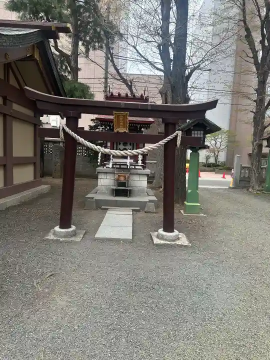 三吉神社の{uncategorized: "未分類", other: "その他", undefined: "問題あり", building: "その他建物", grave: "お墓", sacred_gate: "鳥居", guardian: "狛犬", statue: "像", buddha: "仏像", history: "歴史", nature: "自然", garden: "庭園", animal: "動物", pagoda: "塔", temizu: "手水舎", mountain_gate: "山門・神門", sanctuary: "本殿・本堂", subordinate: "末社・摂社", art: "芸術", scenery: "景色", jizo: "地蔵", ema: "絵馬", goshuin: "御朱印", omikuji: "おみくじ", items: "授与品その他", amulet: "お守り", goshuincho: "御朱印帳", eats: "食事", festival: "お祭り", votive_dance: "神楽", shichigosan: "七五三参", wedding: "結婚式", experience: "体験その他", initially: "初詣", around: "周辺", anti_infection: "感染症対策"}