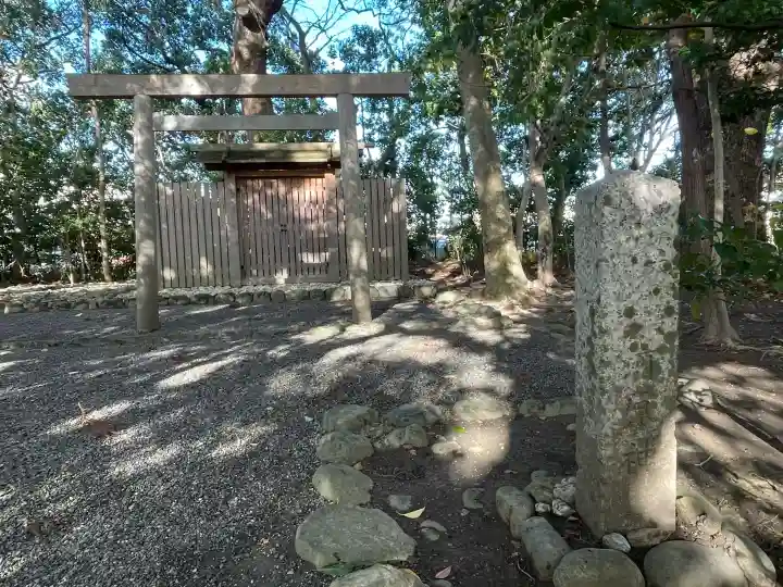 河原神社(豊受大神宮摂社)・毛理神社(豊受大神宮末社)の{uncategorized: "未分類", other: "その他", undefined: "問題あり", building: "その他建物", grave: "お墓", sacred_gate: "鳥居", guardian: "狛犬", statue: "像", buddha: "仏像", history: "歴史", nature: "自然", garden: "庭園", animal: "動物", pagoda: "塔", temizu: "手水舎", mountain_gate: "山門・神門", sanctuary: "本殿・本堂", subordinate: "末社・摂社", art: "芸術", scenery: "景色", jizo: "地蔵", ema: "絵馬", goshuin: "御朱印", omikuji: "おみくじ", items: "授与品その他", amulet: "お守り", goshuincho: "御朱印帳", eats: "食事", festival: "お祭り", votive_dance: "神楽", shichigosan: "七五三参", wedding: "結婚式", experience: "体験その他", initially: "初詣", around: "周辺", anti_infection: "感染症対策"}