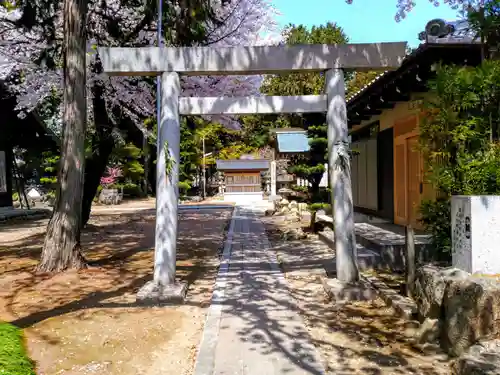 八剣社の鳥居