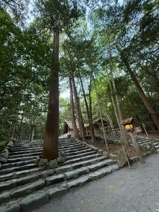 伊勢神宮内宮(皇大神宮)の{uncategorized: "未分類", other: "その他", undefined: "問題あり", building: "その他建物", grave: "お墓", sacred_gate: "鳥居", guardian: "狛犬", statue: "像", buddha: "仏像", history: "歴史", nature: "自然", garden: "庭園", animal: "動物", pagoda: "塔", temizu: "手水舎", mountain_gate: "山門・神門", sanctuary: "本殿・本堂", subordinate: "末社・摂社", art: "芸術", scenery: "景色", jizo: "地蔵", ema: "絵馬", goshuin: "御朱印", omikuji: "おみくじ", items: "授与品その他", amulet: "お守り", goshuincho: "御朱印帳", eats: "食事", festival: "お祭り", votive_dance: "神楽", shichigosan: "七五三参", wedding: "結婚式", experience: "体験その他", initially: "初詣", around: "周辺", anti_infection: "感染症対策"}