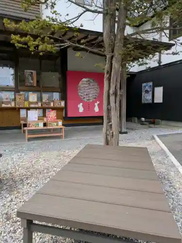 湯倉神社の{uncategorized: "未分類", other: "その他", undefined: "問題あり", building: "その他建物", grave: "お墓", sacred_gate: "鳥居", guardian: "狛犬", statue: "像", buddha: "仏像", history: "歴史", nature: "自然", garden: "庭園", animal: "動物", pagoda: "塔", temizu: "手水舎", mountain_gate: "山門・神門", sanctuary: "本殿・本堂", subordinate: "末社・摂社", art: "芸術", scenery: "景色", jizo: "地蔵", ema: "絵馬", goshuin: "御朱印", omikuji: "おみくじ", items: "授与品その他", amulet: "お守り", goshuincho: "御朱印帳", eats: "食事", festival: "お祭り", votive_dance: "神楽", shichigosan: "七五三参", wedding: "結婚式", experience: "体験その他", initially: "初詣", around: "周辺", anti_infection: "感染症対策"}