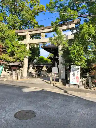 御霊神社（上御霊神社）の{uncategorized: "未分類", other: "その他", undefined: "問題あり", building: "その他建物", grave: "お墓", sacred_gate: "鳥居", guardian: "狛犬", statue: "像", buddha: "仏像", history: "歴史", nature: "自然", garden: "庭園", animal: "動物", pagoda: "塔", temizu: "手水舎", mountain_gate: "山門・神門", sanctuary: "本殿・本堂", subordinate: "末社・摂社", art: "芸術", scenery: "景色", jizo: "地蔵", ema: "絵馬", goshuin: "御朱印", omikuji: "おみくじ", items: "授与品その他", amulet: "お守り", goshuincho: "御朱印帳", eats: "食事", festival: "お祭り", votive_dance: "神楽", shichigosan: "七五三参", wedding: "結婚式", experience: "体験その他", initially: "初詣", around: "周辺", anti_infection: "感染症対策"}