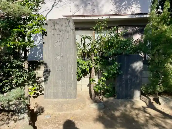 於玉稲荷神社の{uncategorized: "未分類", other: "その他", undefined: "問題あり", building: "その他建物", grave: "お墓", sacred_gate: "鳥居", guardian: "狛犬", statue: "像", buddha: "仏像", history: "歴史", nature: "自然", garden: "庭園", animal: "動物", pagoda: "塔", temizu: "手水舎", mountain_gate: "山門・神門", sanctuary: "本殿・本堂", subordinate: "末社・摂社", art: "芸術", scenery: "景色", jizo: "地蔵", ema: "絵馬", goshuin: "御朱印", omikuji: "おみくじ", items: "授与品その他", amulet: "お守り", goshuincho: "御朱印帳", eats: "食事", festival: "お祭り", votive_dance: "神楽", shichigosan: "七五三参", wedding: "結婚式", experience: "体験その他", initially: "初詣", around: "周辺", anti_infection: "感染症対策"}