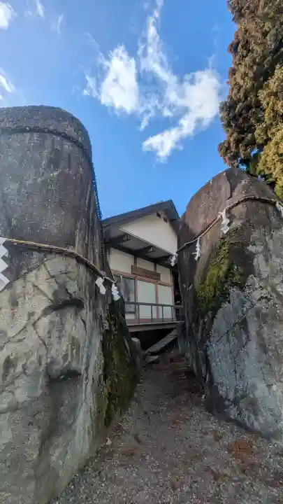 三ツ石神社の{uncategorized: "未分類", other: "その他", undefined: "問題あり", building: "その他建物", grave: "お墓", sacred_gate: "鳥居", guardian: "狛犬", statue: "像", buddha: "仏像", history: "歴史", nature: "自然", garden: "庭園", animal: "動物", pagoda: "塔", temizu: "手水舎", mountain_gate: "山門・神門", sanctuary: "本殿・本堂", subordinate: "末社・摂社", art: "芸術", scenery: "景色", jizo: "地蔵", ema: "絵馬", goshuin: "御朱印", omikuji: "おみくじ", items: "授与品その他", amulet: "お守り", goshuincho: "御朱印帳", eats: "食事", festival: "お祭り", votive_dance: "神楽", shichigosan: "七五三参", wedding: "結婚式", experience: "体験その他", initially: "初詣", around: "周辺", anti_infection: "感染症対策"}