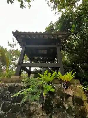 西塘御嶽の{uncategorized: "未分類", other: "その他", undefined: "問題あり", building: "その他建物", grave: "お墓", sacred_gate: "鳥居", guardian: "狛犬", statue: "像", buddha: "仏像", history: "歴史", nature: "自然", garden: "庭園", animal: "動物", pagoda: "塔", temizu: "手水舎", mountain_gate: "山門・神門", sanctuary: "本殿・本堂", subordinate: "末社・摂社", art: "芸術", scenery: "景色", jizo: "地蔵", ema: "絵馬", goshuin: "御朱印", omikuji: "おみくじ", items: "授与品その他", amulet: "お守り", goshuincho: "御朱印帳", eats: "食事", festival: "お祭り", votive_dance: "神楽", shichigosan: "七五三参", wedding: "結婚式", experience: "体験その他", initially: "初詣", around: "周辺", anti_infection: "感染症対策"}