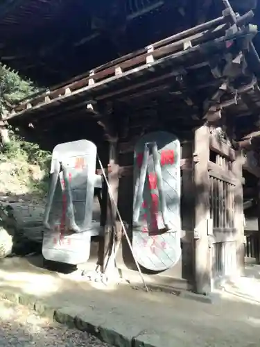 椎尾山薬王院の山門・神門
