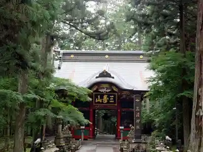 三峯神社の山門・神門