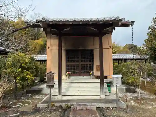 勧修寺の{uncategorized: "未分類", other: "その他", undefined: "問題あり", building: "その他建物", grave: "お墓", sacred_gate: "鳥居", guardian: "狛犬", statue: "像", buddha: "仏像", history: "歴史", nature: "自然", garden: "庭園", animal: "動物", pagoda: "塔", temizu: "手水舎", mountain_gate: "山門・神門", sanctuary: "本殿・本堂", subordinate: "末社・摂社", art: "芸術", scenery: "景色", jizo: "地蔵", ema: "絵馬", goshuin: "御朱印", omikuji: "おみくじ", items: "授与品その他", amulet: "お守り", goshuincho: "御朱印帳", eats: "食事", festival: "お祭り", votive_dance: "神楽", shichigosan: "七五三参", wedding: "結婚式", experience: "体験その他", initially: "初詣", around: "周辺", anti_infection: "感染症対策"}