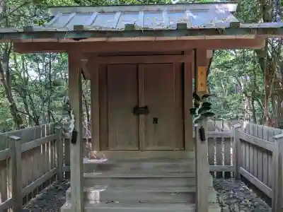 氷上姉子神社（熱田神宮摂社）の{uncategorized: "未分類", other: "その他", undefined: "問題あり", building: "その他建物", grave: "お墓", sacred_gate: "鳥居", guardian: "狛犬", statue: "像", buddha: "仏像", history: "歴史", nature: "自然", garden: "庭園", animal: "動物", pagoda: "塔", temizu: "手水舎", mountain_gate: "山門・神門", sanctuary: "本殿・本堂", subordinate: "末社・摂社", art: "芸術", scenery: "景色", jizo: "地蔵", ema: "絵馬", goshuin: "御朱印", omikuji: "おみくじ", items: "授与品その他", amulet: "お守り", goshuincho: "御朱印帳", eats: "食事", festival: "お祭り", votive_dance: "神楽", shichigosan: "七五三参", wedding: "結婚式", experience: "体験その他", initially: "初詣", around: "周辺", anti_infection: "感染症対策"}