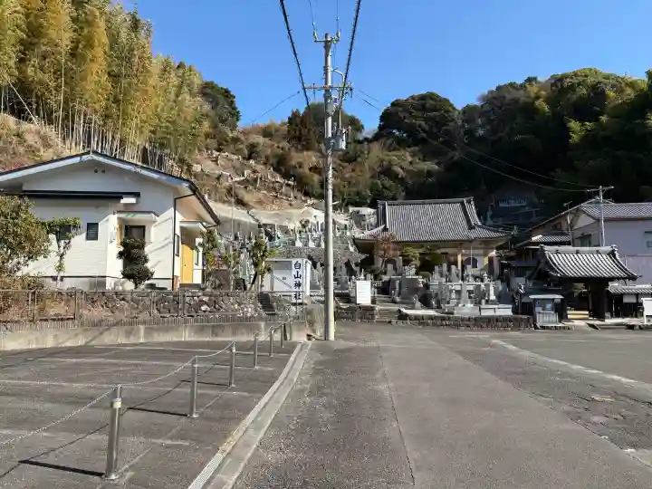 白山神社の{uncategorized: "未分類", other: "その他", undefined: "問題あり", building: "その他建物", grave: "お墓", sacred_gate: "鳥居", guardian: "狛犬", statue: "像", buddha: "仏像", history: "歴史", nature: "自然", garden: "庭園", animal: "動物", pagoda: "塔", temizu: "手水舎", mountain_gate: "山門・神門", sanctuary: "本殿・本堂", subordinate: "末社・摂社", art: "芸術", scenery: "景色", jizo: "地蔵", ema: "絵馬", goshuin: "御朱印", omikuji: "おみくじ", items: "授与品その他", amulet: "お守り", goshuincho: "御朱印帳", eats: "食事", festival: "お祭り", votive_dance: "神楽", shichigosan: "七五三参", wedding: "結婚式", experience: "体験その他", initially: "初詣", around: "周辺", anti_infection: "感染症対策"}