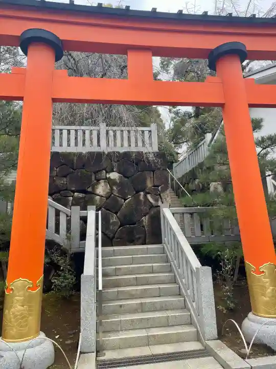 穴八幡宮の{uncategorized: "未分類", other: "その他", undefined: "問題あり", building: "その他建物", grave: "お墓", sacred_gate: "鳥居", guardian: "狛犬", statue: "像", buddha: "仏像", history: "歴史", nature: "自然", garden: "庭園", animal: "動物", pagoda: "塔", temizu: "手水舎", mountain_gate: "山門・神門", sanctuary: "本殿・本堂", subordinate: "末社・摂社", art: "芸術", scenery: "景色", jizo: "地蔵", ema: "絵馬", goshuin: "御朱印", omikuji: "おみくじ", items: "授与品その他", amulet: "お守り", goshuincho: "御朱印帳", eats: "食事", festival: "お祭り", votive_dance: "神楽", shichigosan: "七五三参", wedding: "結婚式", experience: "体験その他", initially: "初詣", around: "周辺", anti_infection: "感染症対策"}