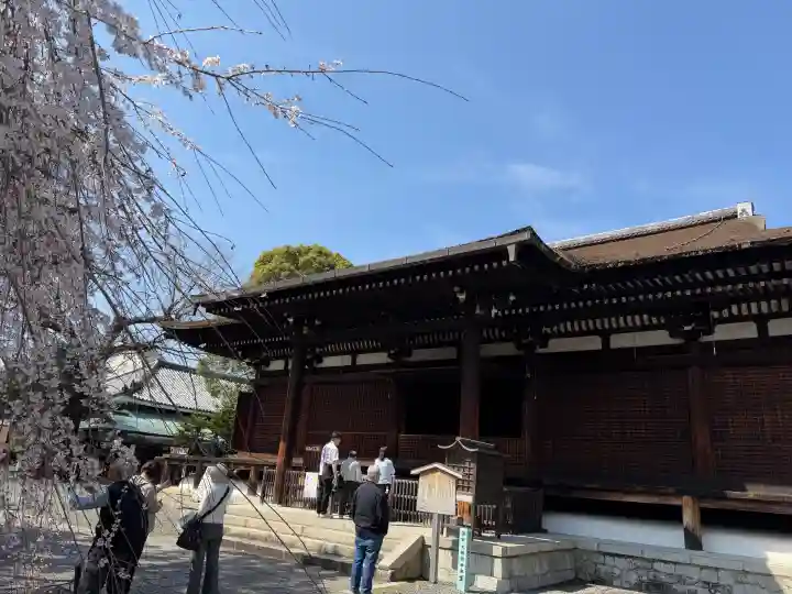 大報恩寺(千本釈迦堂)の{uncategorized: "未分類", other: "その他", undefined: "問題あり", building: "その他建物", grave: "お墓", sacred_gate: "鳥居", guardian: "狛犬", statue: "像", buddha: "仏像", history: "歴史", nature: "自然", garden: "庭園", animal: "動物", pagoda: "塔", temizu: "手水舎", mountain_gate: "山門・神門", sanctuary: "本殿・本堂", subordinate: "末社・摂社", art: "芸術", scenery: "景色", jizo: "地蔵", ema: "絵馬", goshuin: "御朱印", omikuji: "おみくじ", items: "授与品その他", amulet: "お守り", goshuincho: "御朱印帳", eats: "食事", festival: "お祭り", votive_dance: "神楽", shichigosan: "七五三参", wedding: "結婚式", experience: "体験その他", initially: "初詣", around: "周辺", anti_infection: "感染症対策"}