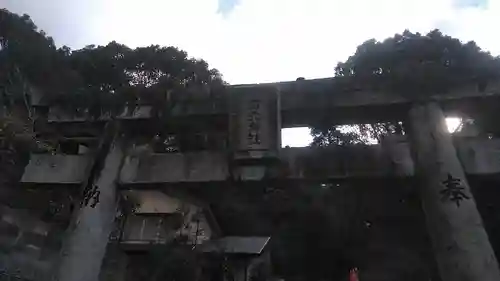 石穴稲荷神社の鳥居