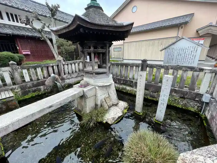 十王地蔵尊 (十王村の水)の{uncategorized: "未分類", other: "その他", undefined: "問題あり", building: "その他建物", grave: "お墓", sacred_gate: "鳥居", guardian: "狛犬", statue: "像", buddha: "仏像", history: "歴史", nature: "自然", garden: "庭園", animal: "動物", pagoda: "塔", temizu: "手水舎", mountain_gate: "山門・神門", sanctuary: "本殿・本堂", subordinate: "末社・摂社", art: "芸術", scenery: "景色", jizo: "地蔵", ema: "絵馬", goshuin: "御朱印", omikuji: "おみくじ", items: "授与品その他", amulet: "お守り", goshuincho: "御朱印帳", eats: "食事", festival: "お祭り", votive_dance: "神楽", shichigosan: "七五三参", wedding: "結婚式", experience: "体験その他", initially: "初詣", around: "周辺", anti_infection: "感染症対策"}