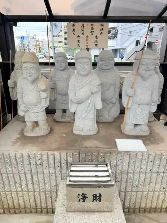 柳原稲荷神社の{uncategorized: "未分類", other: "その他", undefined: "問題あり", building: "その他建物", grave: "お墓", sacred_gate: "鳥居", guardian: "狛犬", statue: "像", buddha: "仏像", history: "歴史", nature: "自然", garden: "庭園", animal: "動物", pagoda: "塔", temizu: "手水舎", mountain_gate: "山門・神門", sanctuary: "本殿・本堂", subordinate: "末社・摂社", art: "芸術", scenery: "景色", jizo: "地蔵", ema: "絵馬", goshuin: "御朱印", omikuji: "おみくじ", items: "授与品その他", amulet: "お守り", goshuincho: "御朱印帳", eats: "食事", festival: "お祭り", votive_dance: "神楽", shichigosan: "七五三参", wedding: "結婚式", experience: "体験その他", initially: "初詣", around: "周辺", anti_infection: "感染症対策"}