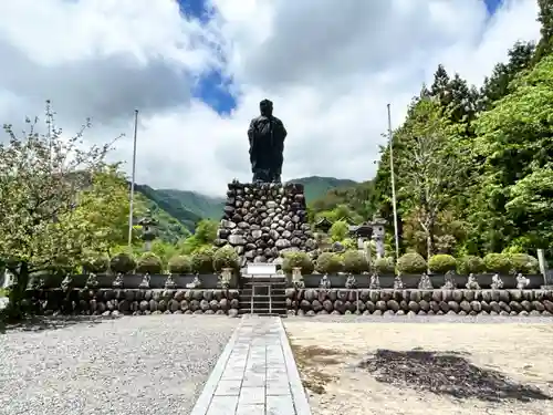 信濃比叡廣拯院の像