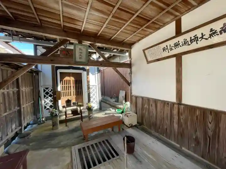 弘法井戸の{uncategorized: "未分類", other: "その他", undefined: "問題あり", building: "その他建物", grave: "お墓", sacred_gate: "鳥居", guardian: "狛犬", statue: "像", buddha: "仏像", history: "歴史", nature: "自然", garden: "庭園", animal: "動物", pagoda: "塔", temizu: "手水舎", mountain_gate: "山門・神門", sanctuary: "本殿・本堂", subordinate: "末社・摂社", art: "芸術", scenery: "景色", jizo: "地蔵", ema: "絵馬", goshuin: "御朱印", omikuji: "おみくじ", items: "授与品その他", amulet: "お守り", goshuincho: "御朱印帳", eats: "食事", festival: "お祭り", votive_dance: "神楽", shichigosan: "七五三参", wedding: "結婚式", experience: "体験その他", initially: "初詣", around: "周辺", anti_infection: "感染症対策"}