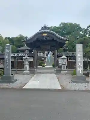 寺岡山元三大師の山門・神門