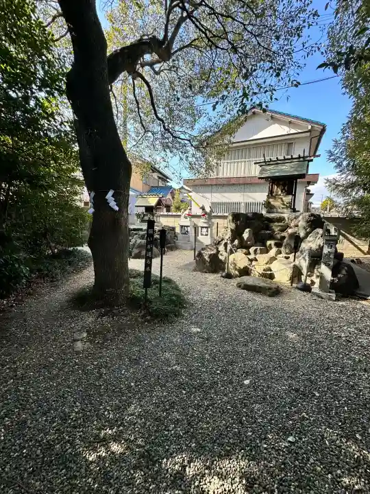 玉三稲荷神社の{uncategorized: "未分類", other: "その他", undefined: "問題あり", building: "その他建物", grave: "お墓", sacred_gate: "鳥居", guardian: "狛犬", statue: "像", buddha: "仏像", history: "歴史", nature: "自然", garden: "庭園", animal: "動物", pagoda: "塔", temizu: "手水舎", mountain_gate: "山門・神門", sanctuary: "本殿・本堂", subordinate: "末社・摂社", art: "芸術", scenery: "景色", jizo: "地蔵", ema: "絵馬", goshuin: "御朱印", omikuji: "おみくじ", items: "授与品その他", amulet: "お守り", goshuincho: "御朱印帳", eats: "食事", festival: "お祭り", votive_dance: "神楽", shichigosan: "七五三参", wedding: "結婚式", experience: "体験その他", initially: "初詣", around: "周辺", anti_infection: "感染症対策"}